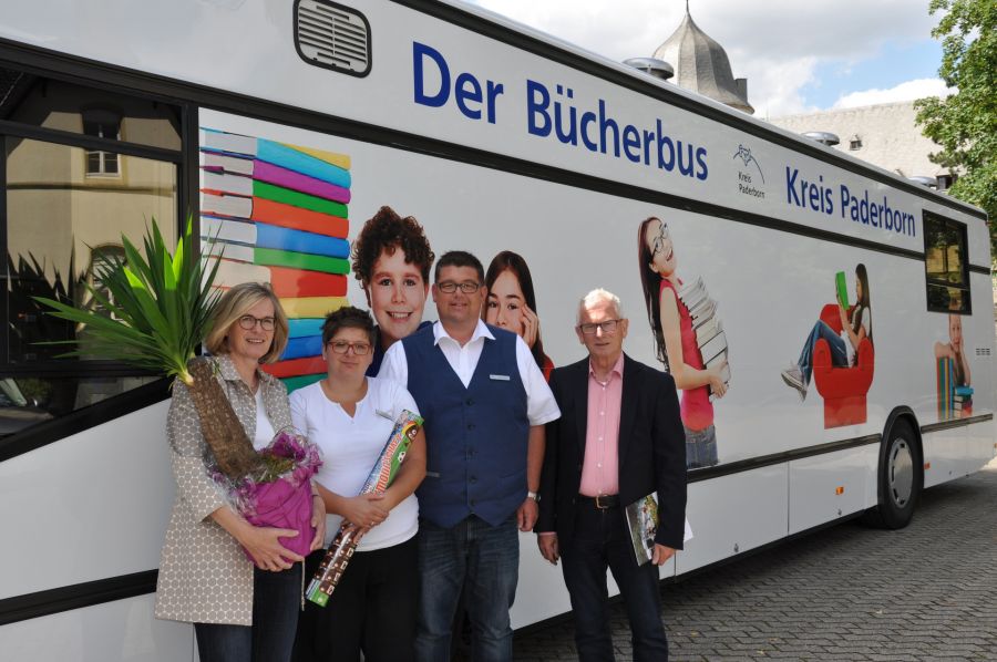 Von links nach rechts:  Kirsten John-Stucke, Kulturamtsleiterin des Kreises Paderborn (ganz links im Bild) und Friedhelm Hüwel, Vorsitzender des Fördervereins Bücherbus e.V. (ganz rechts im Bild), danken dem Bücherbusteam Carolin Voß und Andy Schulte für ihren Einsatz Bildnachweis: Kulturamt des Kreises Paderborn